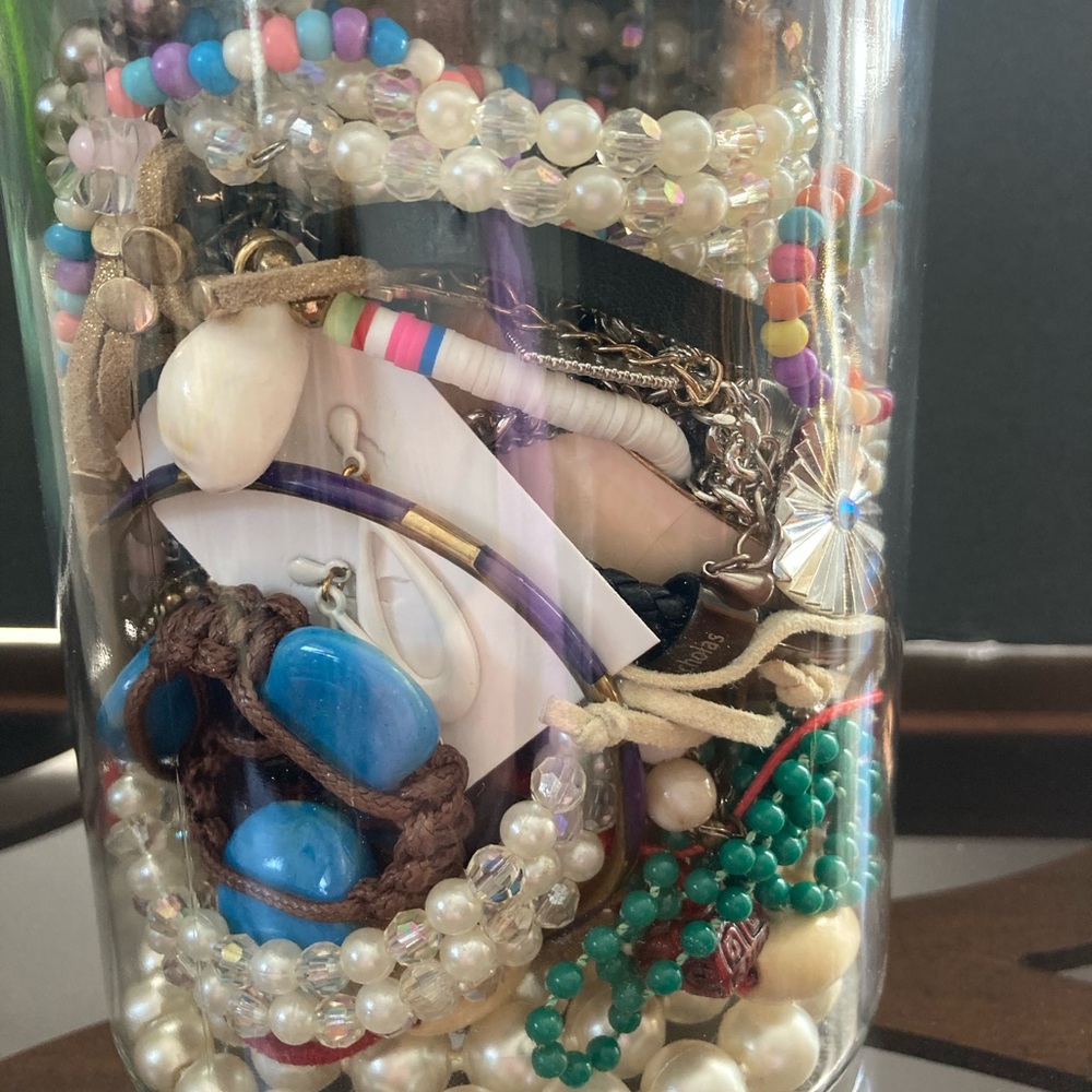 40 PCS. Assortd Mystery Jewelry Jar. Beads & Pearls. Beaded Bag Included. - Picture 11 of 13